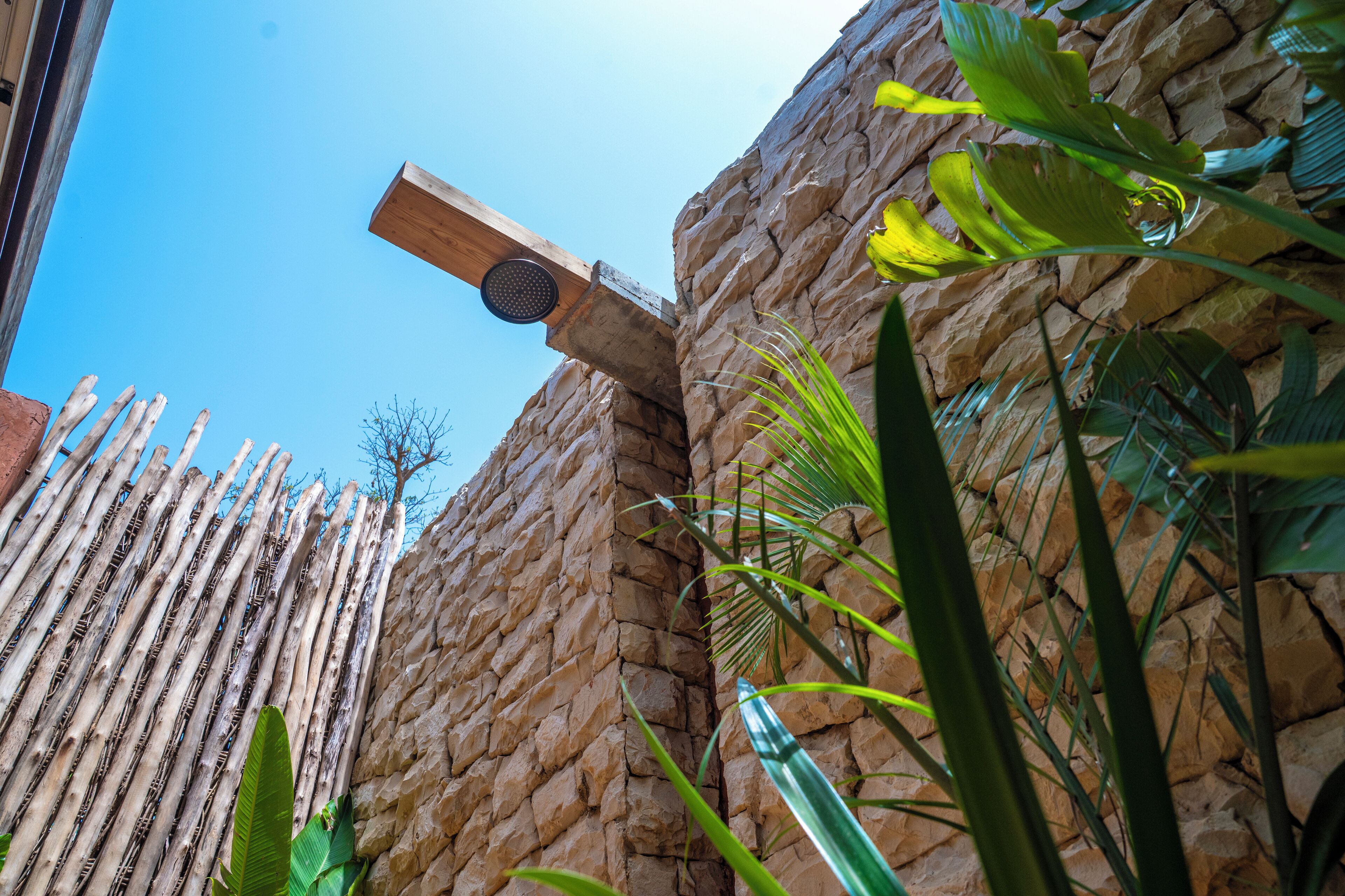 Standaard tweepersoonskamer | Badkamer | Een aparte badkuip en douche, gratis toiletartikelen, een haardroger