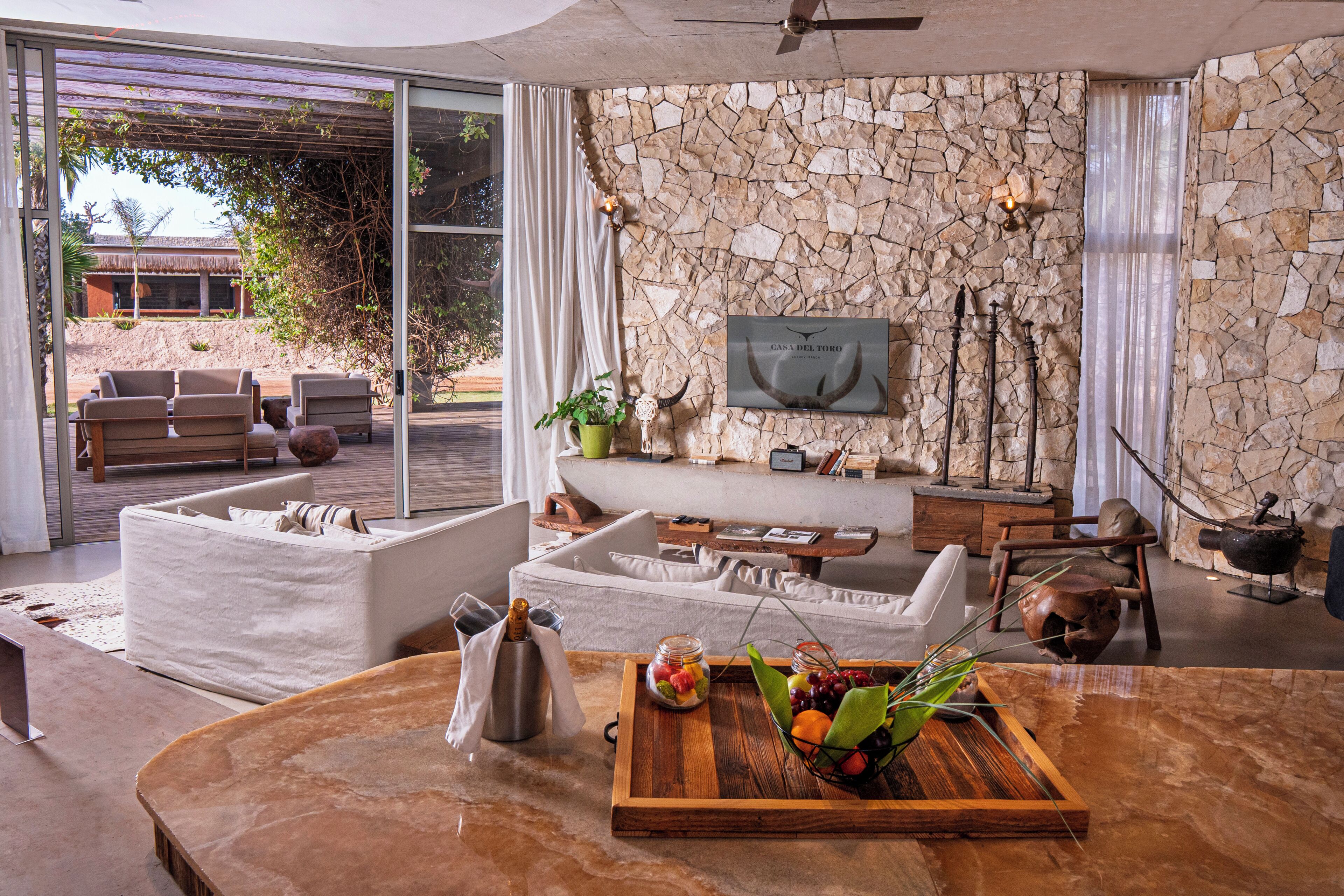 Separat badekar og dusj, toalettartikler (inkludert), hårføner og tøfler