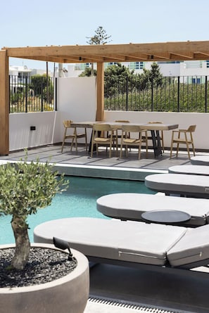 Piscine extérieure en saison
