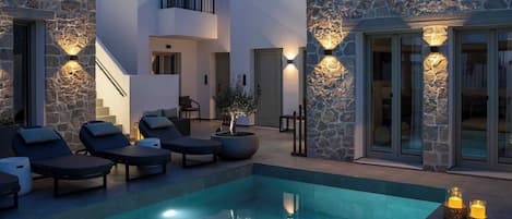 Signature-Suite, Balkon, Poolblick | Blick auf den Garten