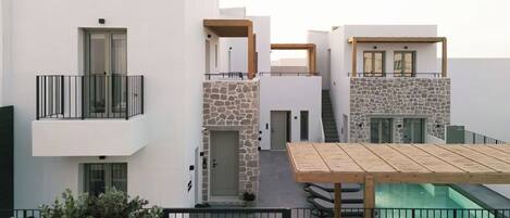 Voorkant accommodatie - avond/nacht