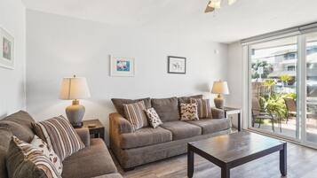 Condo, 1 Bedroom | Living area