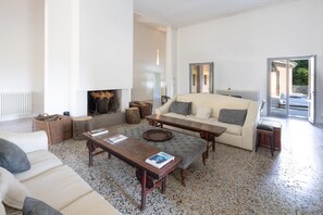 TV - La Scuola, sumptuous villa with swimming pool (Toscana)