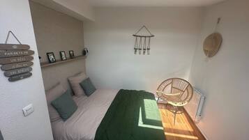 1 slaapkamer, een strijkplank/strijkijzer, beddengoed