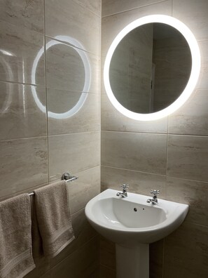 Douche, sèche-cheveux, serviettes fournies, savon