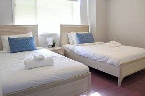 5 bedrooms, iron/ironing board, WiFi, bed sheets