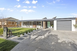 Exterior - Spacious 5BR Retreat | Sleeps 10 (Kooringal)