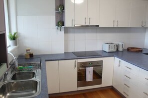 Kühlschrank, Mikrowelle, Ofen, Geschirrspüler