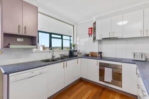 Een koelkast, een magnetron, een oven, een kookplaat