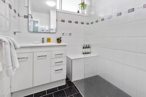 Hair dryer - Elevated Entertainer | Views & Spacious Yard (Kooringal)