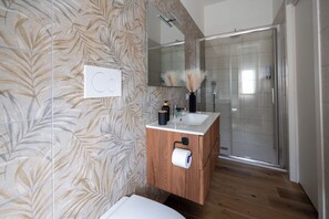 Habitación exclusiva | Baño | Toallas, jabón, shampoo, papel de baño 