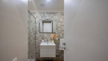 Standard Room | Bathroom | Towels, soap, shampoo, toilet paper