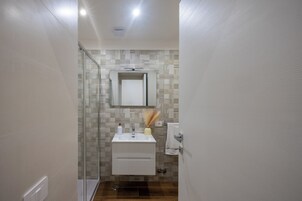 Bidet, toallas, jabón, shampoo