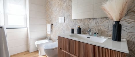 Exclusive Room | Bathroom | Bidet, towels, soap, shampoo