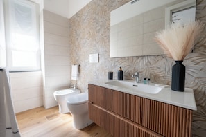 Habitación exclusiva | Baño | Toallas, jabón, shampoo, papel de baño 