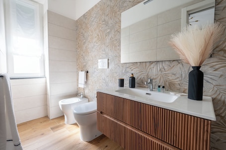 Exclusive Room | Bathroom. MARAF Rooms
