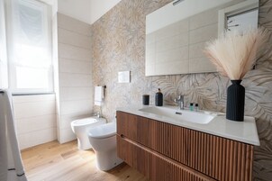 Toallas, jabón, shampoo, papel higiénico