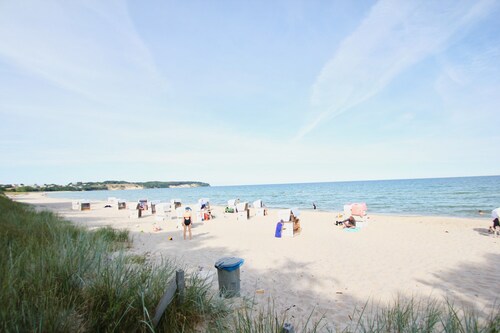 Beachfront apartment with balcony, use of swimming pool and sauna - Rex Rugia apartment 17-7