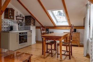Fridge, oven, stovetop, toaster - Historic Villa Gustavia Your vacation home in Sassnitz - FeWo Dwasiden (Sassnitz)
