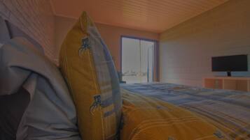 1 bedroom, bed sheets