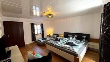 3 Schlafzimmer, Reisekinderbett, kostenloses WLAN, Bettwäsche