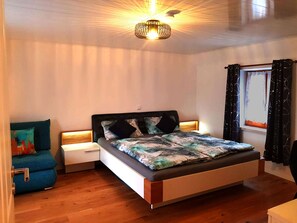 3 bedrooms, travel crib, free WiFi, bed sheets - Vacation home TraunseeStrand EXKLUSIV in lakeside location incl. spacious garden (Ebensee)