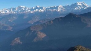Una cordillera con picos nevados bajo un cielo azul despejado.