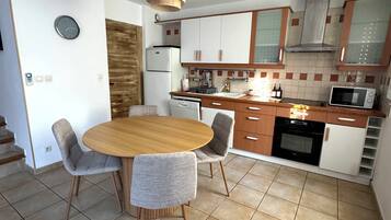 Réfrigérateur, micro-ondes, four, plaque de cuisson
