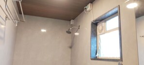 Dobbeltrom – standard, byutsikt | Bad | Dusj, håndklær, såpe og sjampo