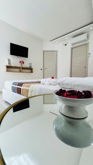 Habitación doble, balcón, vistas a la ciudad | Wifi gratis