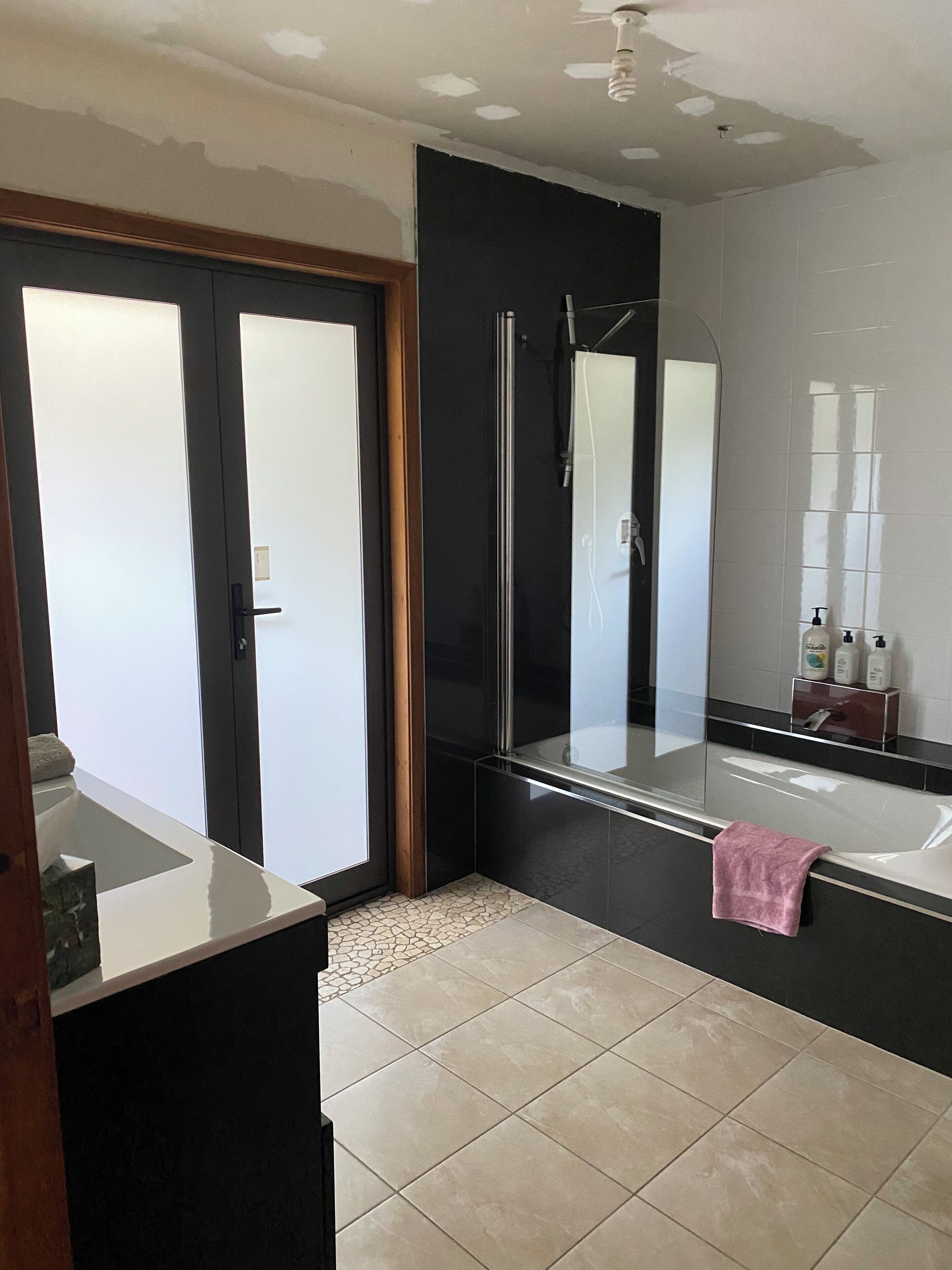 Standard Room, 1 Queen Bed | Bathroom | Hair dryer, towels, soap, shampoo