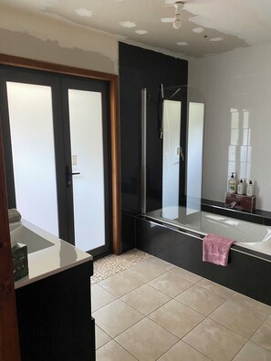 Standard Room, 1 Queen Bed | Bathroom | Hair dryer, towels, soap, shampoo - 90 Mile Paradise  (Kaitaia)