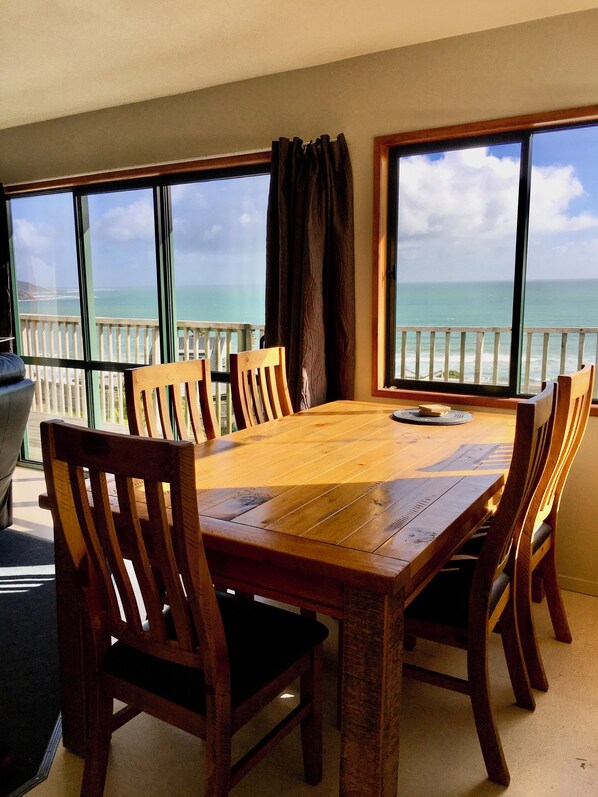 Ferienhaus, Meerblick | Wohnbereich | Flachbildfernseher