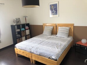 4 bedrooms, iron/ironing board, WiFi, bed sheets
