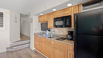 Geladeira, micro-ondas, fogão, cooktop