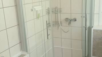 Douche, sĂšche-cheveux, serviettes fournies, savon