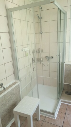 Dusche, Haartrockner, Handtücher, Seife