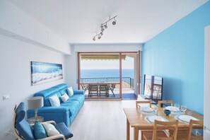 Apartment (2 Bedrooms) | Living area | 32-inch TV with cable channels - I Gabbiani sul Mare (Cervo)