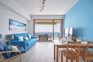 Apartment (2 Bedrooms) | Living area | 32-inch TV with cable channels - I Gabbiani sul Mare (Cervo)