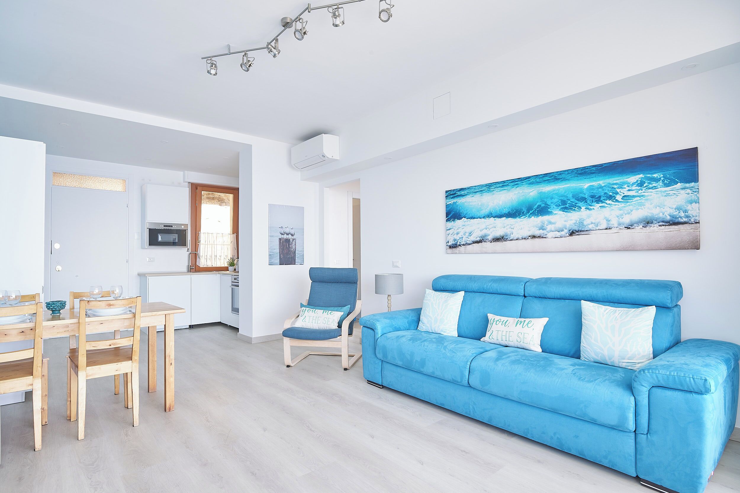 Apartamento (2 Bedrooms) | Zona de estar | Televisión de 32 pulgadas con canales por cable