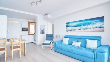 Apartamento (2 Bedrooms) | Zona de estar | Televisión de 32 pulgadas con canales por cable