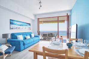 Apartment (2 Bedrooms) | Living area | 32-inch TV with cable channels - I Gabbiani sul Mare (Cervo)