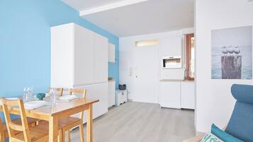 شقة (2 Bedrooms) | منطقة المعيشة | تلفزيون بحجم 32-بوصة يعرض قنوات تلفزيونية باشتراك مدفوع