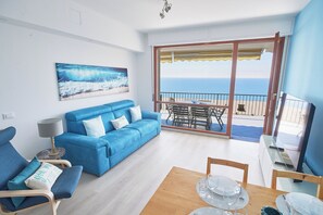 Apartment (2 Bedrooms) | Living area | 32-inch TV with cable channels - I Gabbiani sul Mare (Cervo)