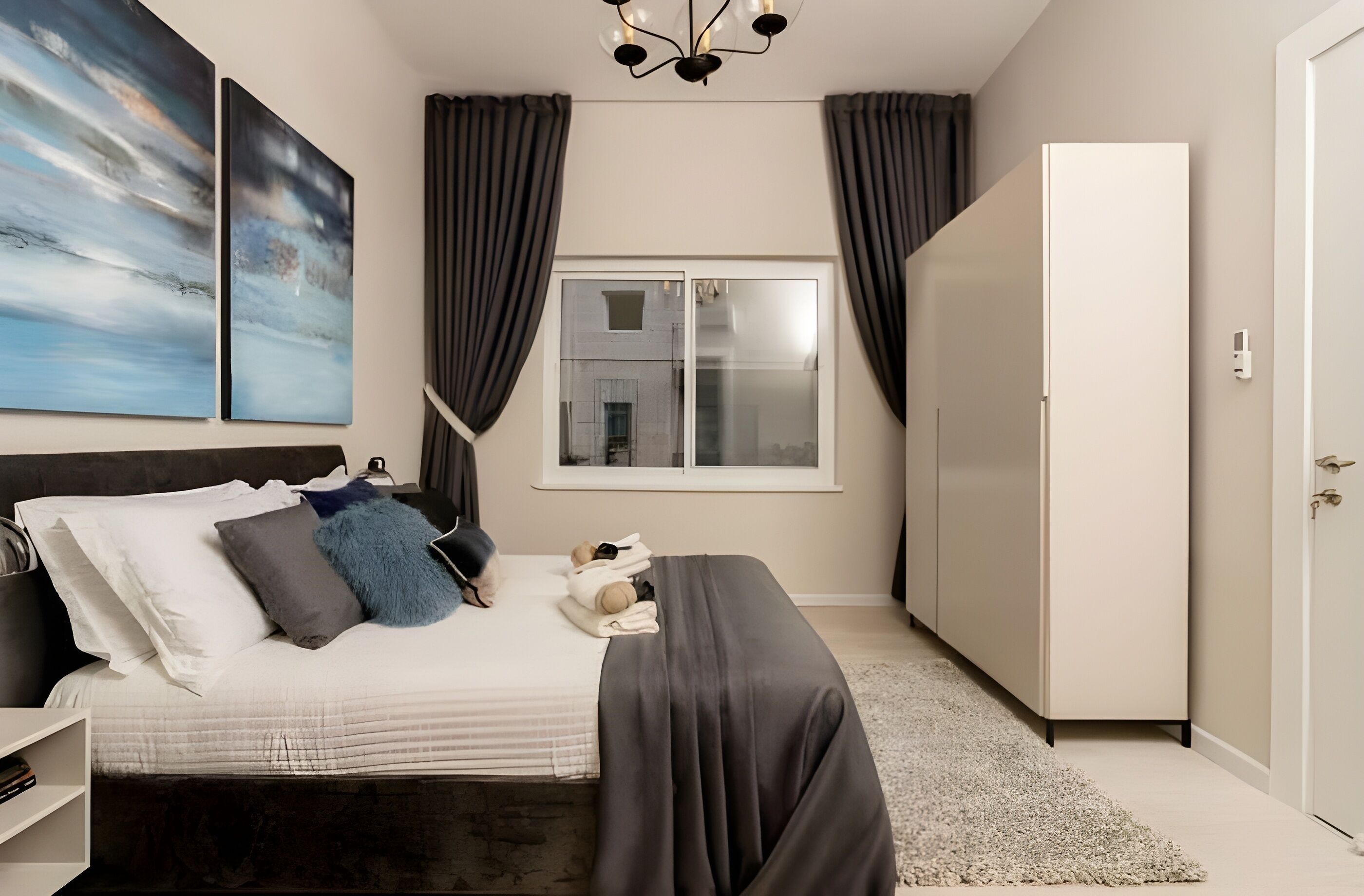 Une chambre à coucher avec un lit, une armoire, une fenêtre et un tableau au mur.