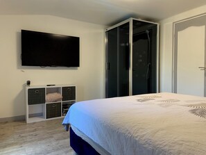 3 quartos, escrivaninha, ferros/tábuas de passar roupa