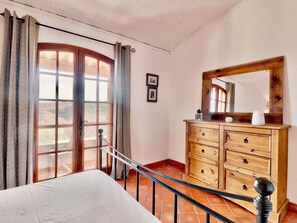 3 bedrooms, travel cot