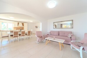 Deluxe Apartment, Sea View | Living room | 100-cm Smart TV with satellite channels - Apartments Batela  (Privlaka)
