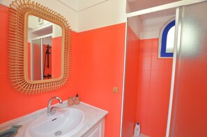 Een douche, een haardroger, handdoeken, zeep