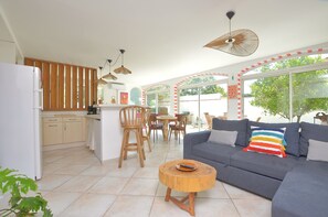 Living area - Flat with garden 5 minutes from the beach (Le Grau-du-Roi)